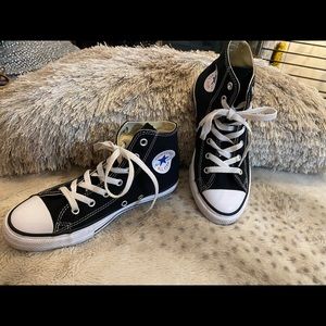 ✨ Converse youth black & white hightop shoes 3